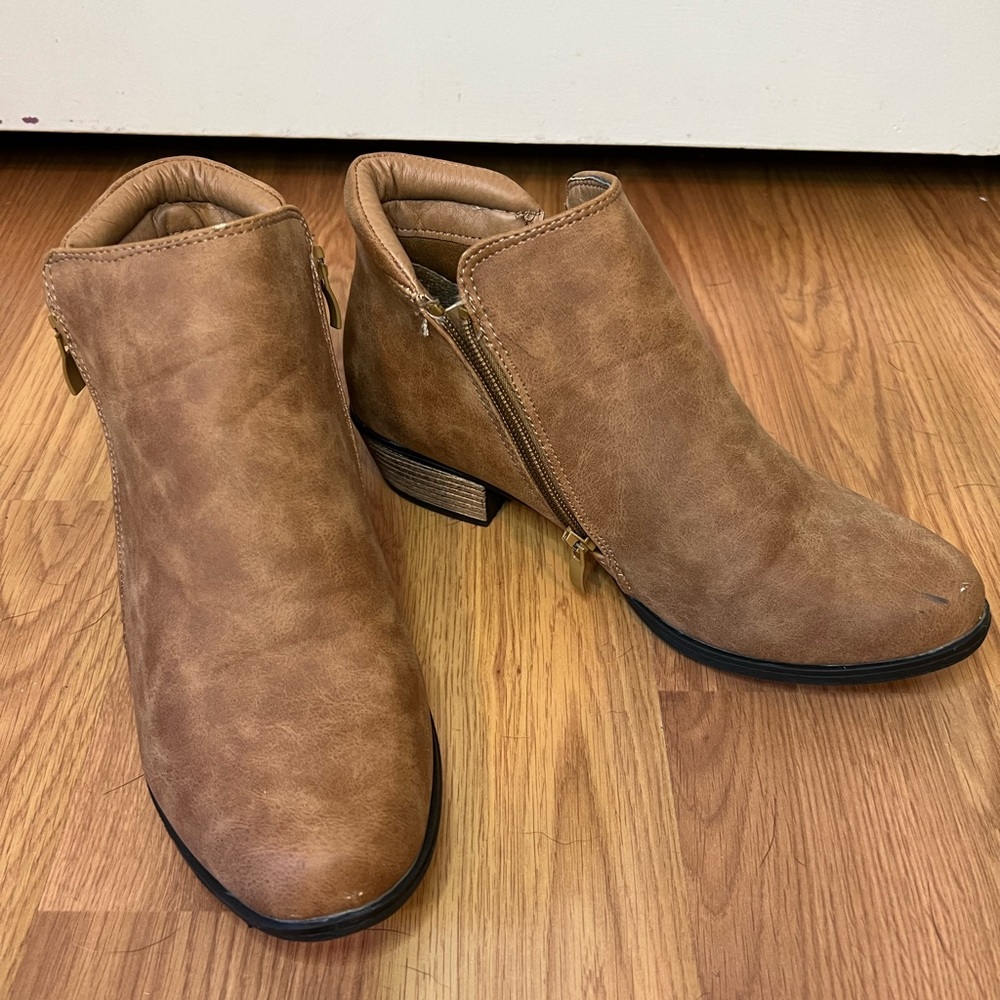 Vogue, Tan ankle booties. Size 8